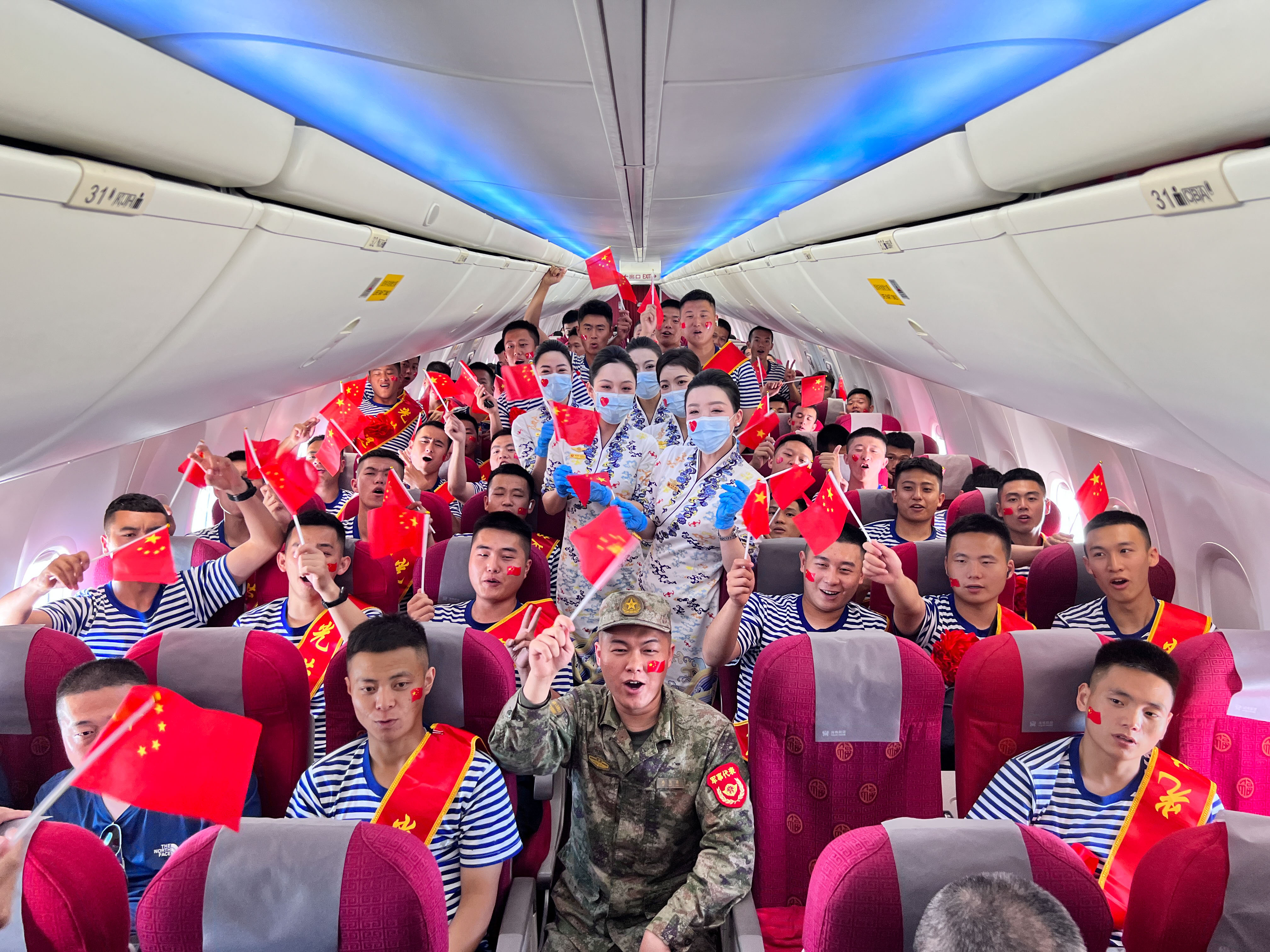 致敬最可爱的人 西沙50余名退伍老兵搭乘海南航空包机光荣返乡