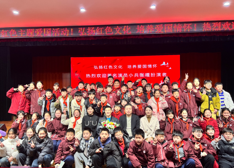 嘎子哥谢孟伟走进校园弘扬红色精神