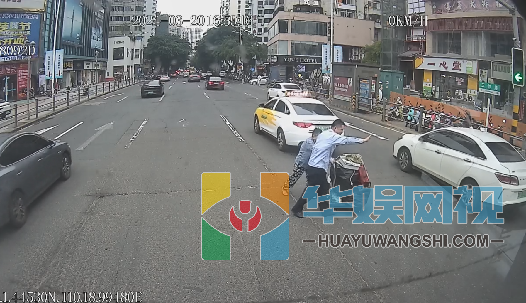 暖心！老人过马路手推车废品散落一地 海口一公交司机帮助护送过马路