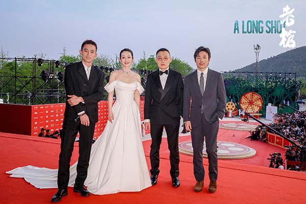电影《老枪》中国首映口碑获赞 祖峰秦海璐周政杰亮相北影节红毯(图2) 电影《老枪》中国首映口碑获赞 祖峰秦海璐周政杰亮相北影节红毯(图2)