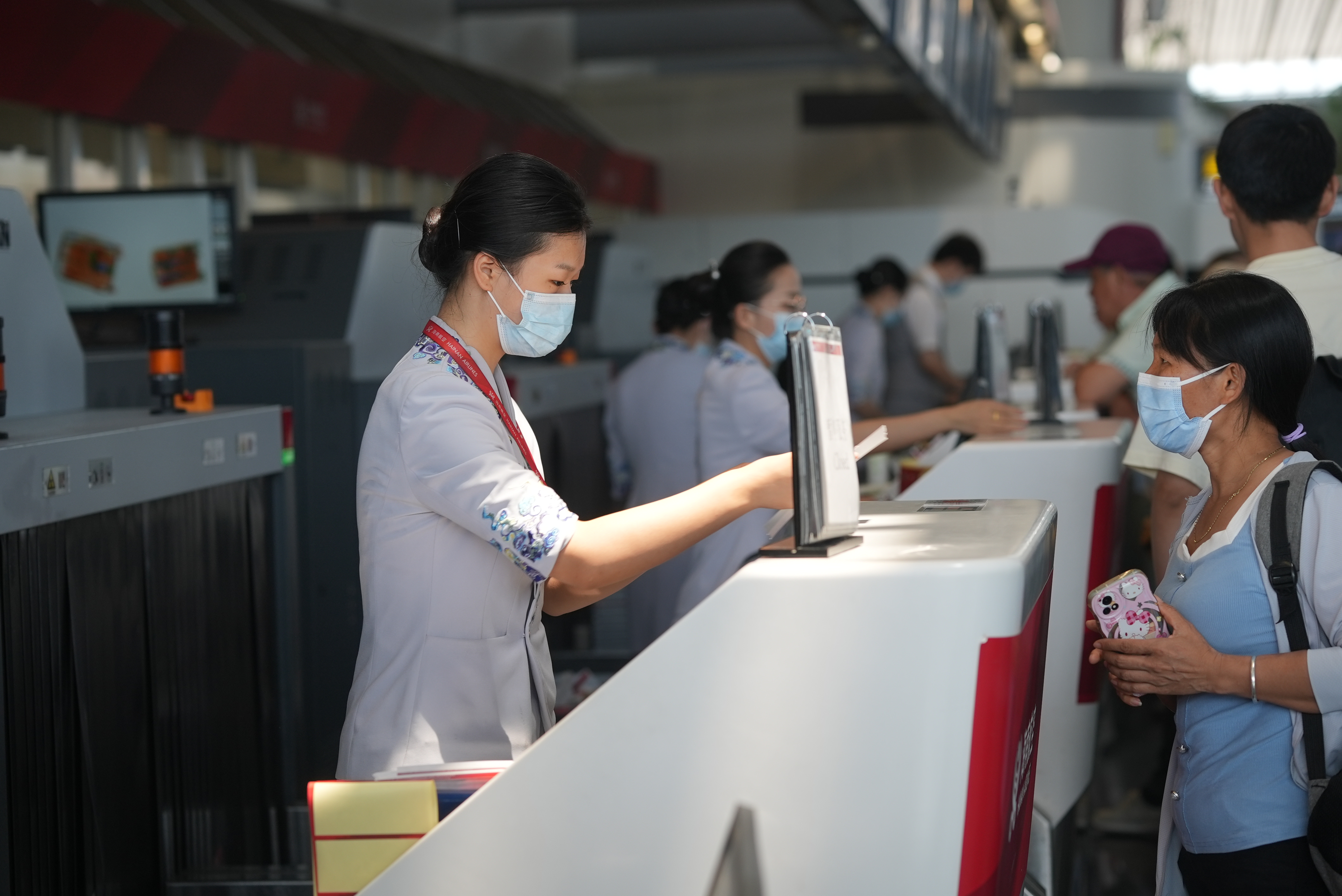 附图1：4月30日，旅客在海南航空柜台前办理值机手续.jpg