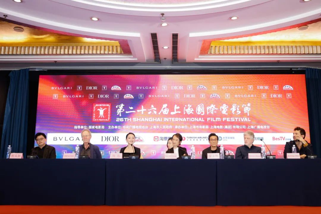 周迅 梁家辉亮相第26届上海国际电影节金爵奖评委见面会