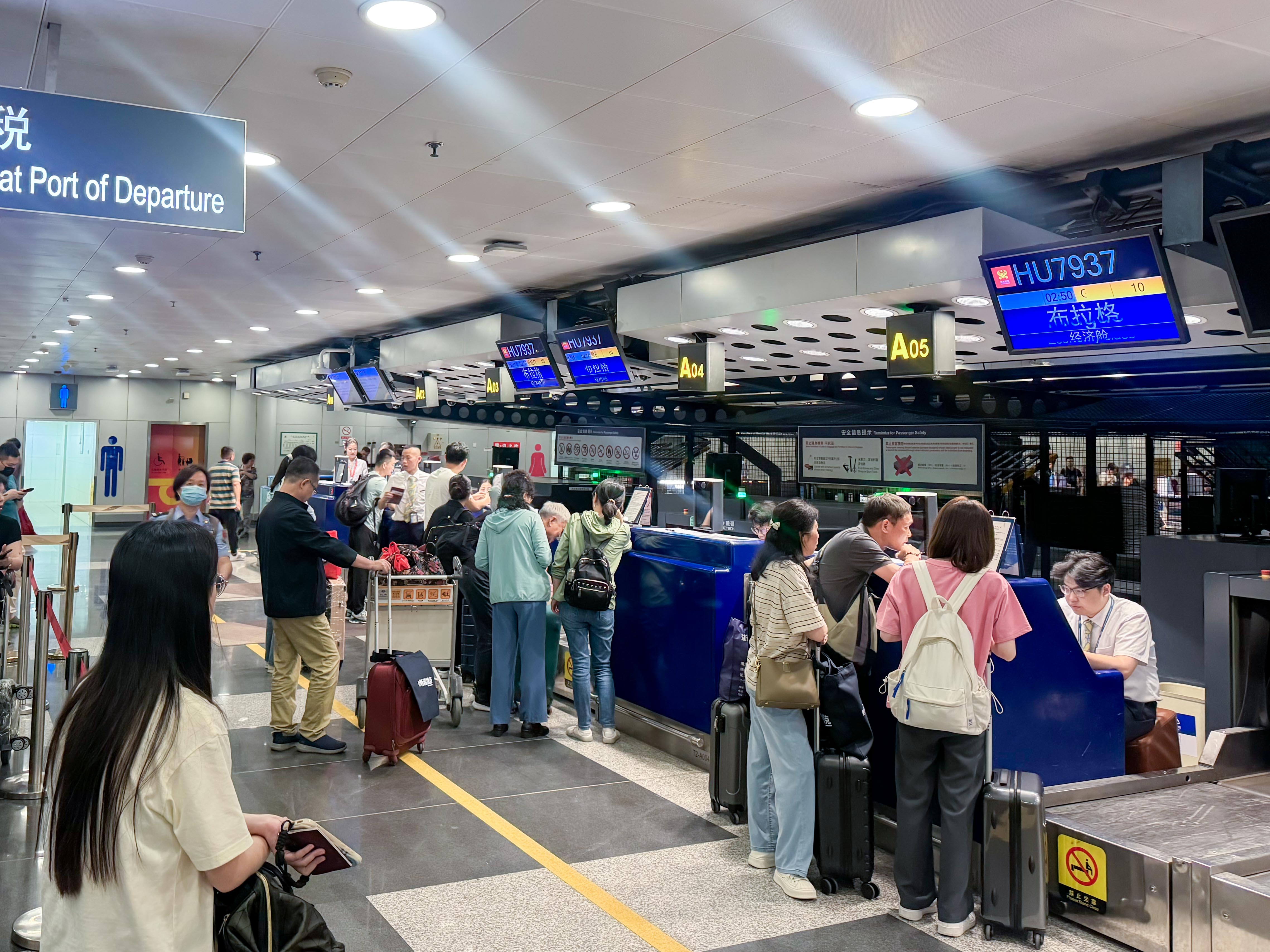附图2：北京—布拉格首航航班旅客有序办理值机手续.jpg