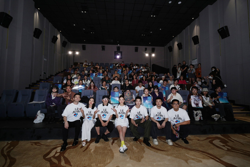 电影《流浪地球2》3D版首见观众 中秋“炸月亮”真会挑日子