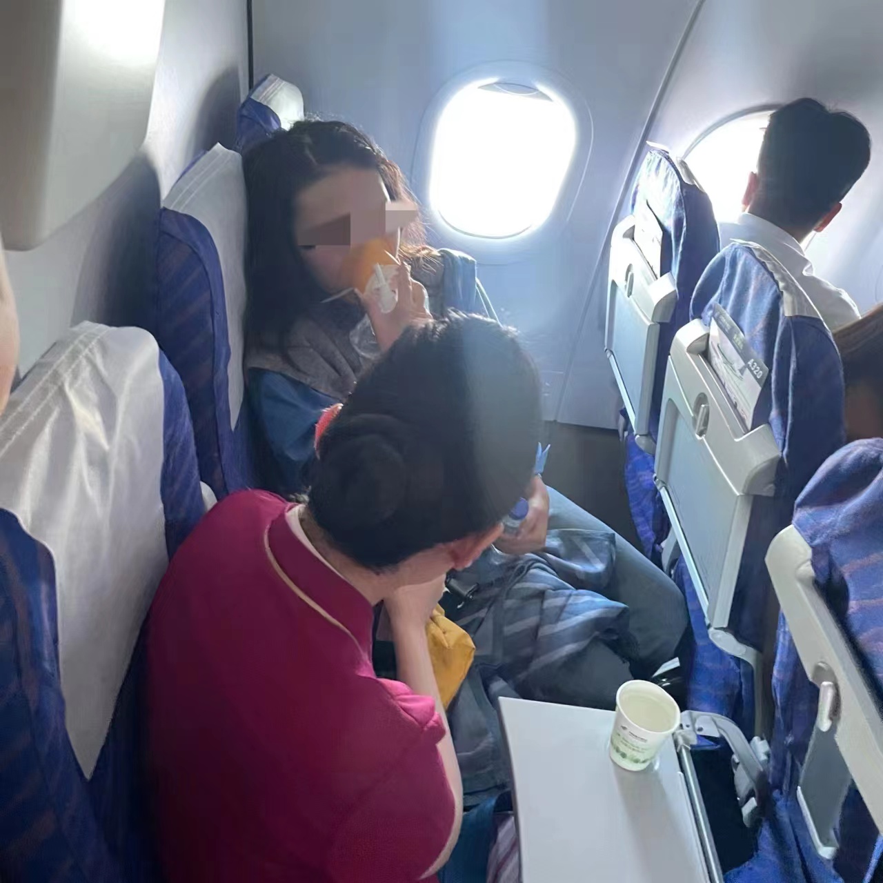 南航乘务组在CZ6676航班上紧急救助身体不适旅客