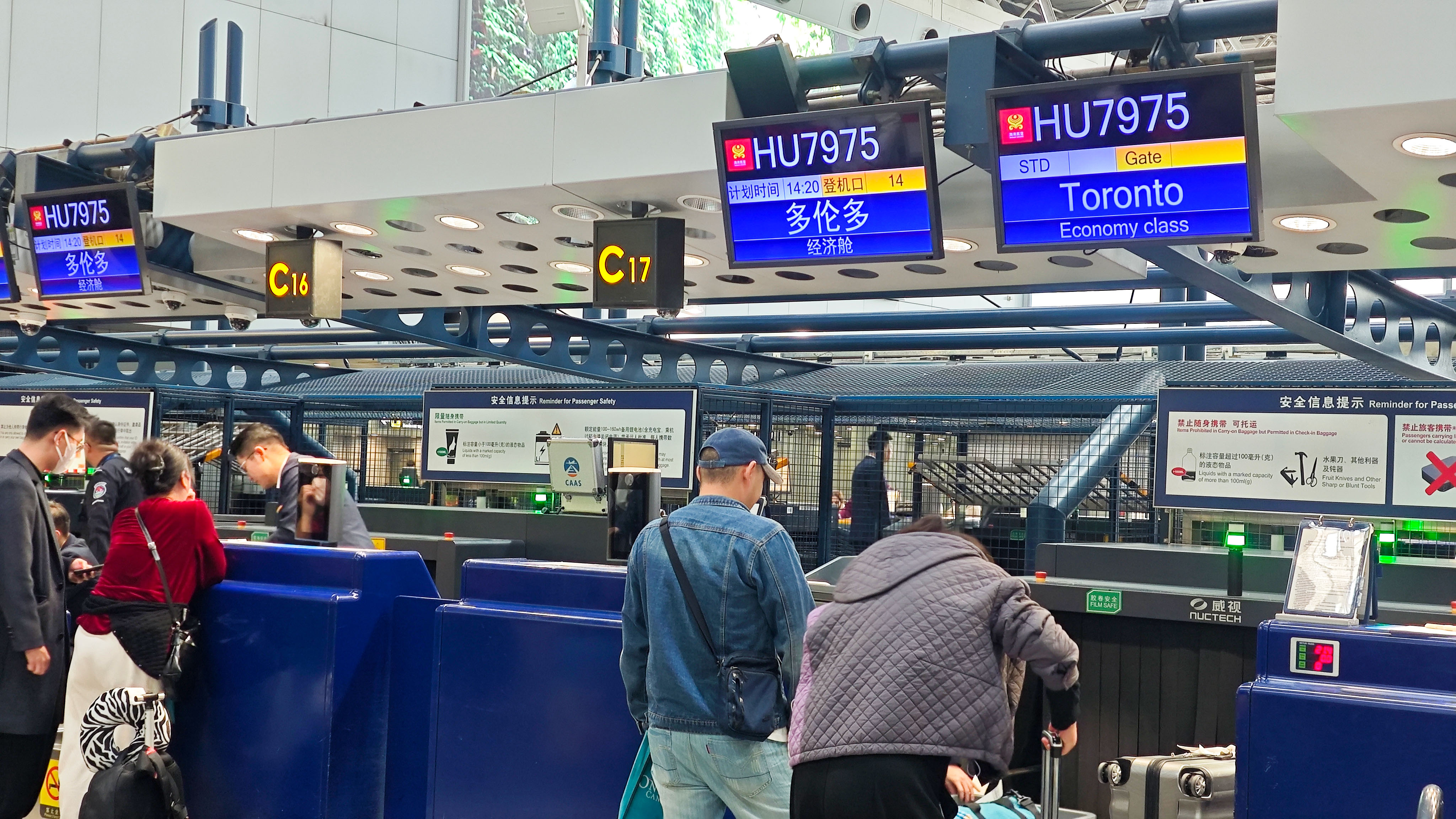 附图1：海南航空北京—多伦多航班旅客有序办理值机手续（ 刘计语 摄）.jpg