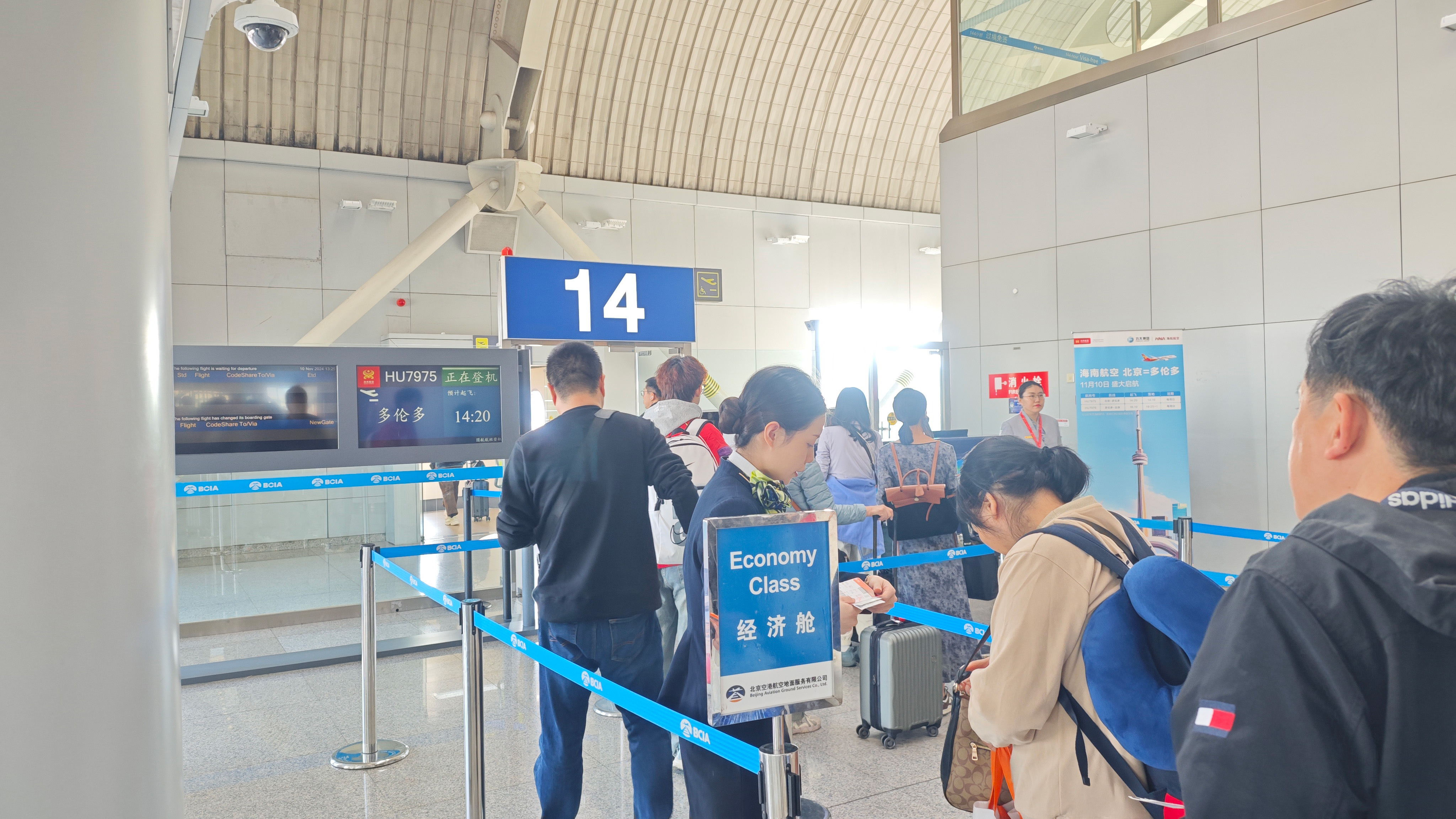 附图2：海南航空北京—多伦多航班旅客有序登机（ 刘计语 摄）.jpg