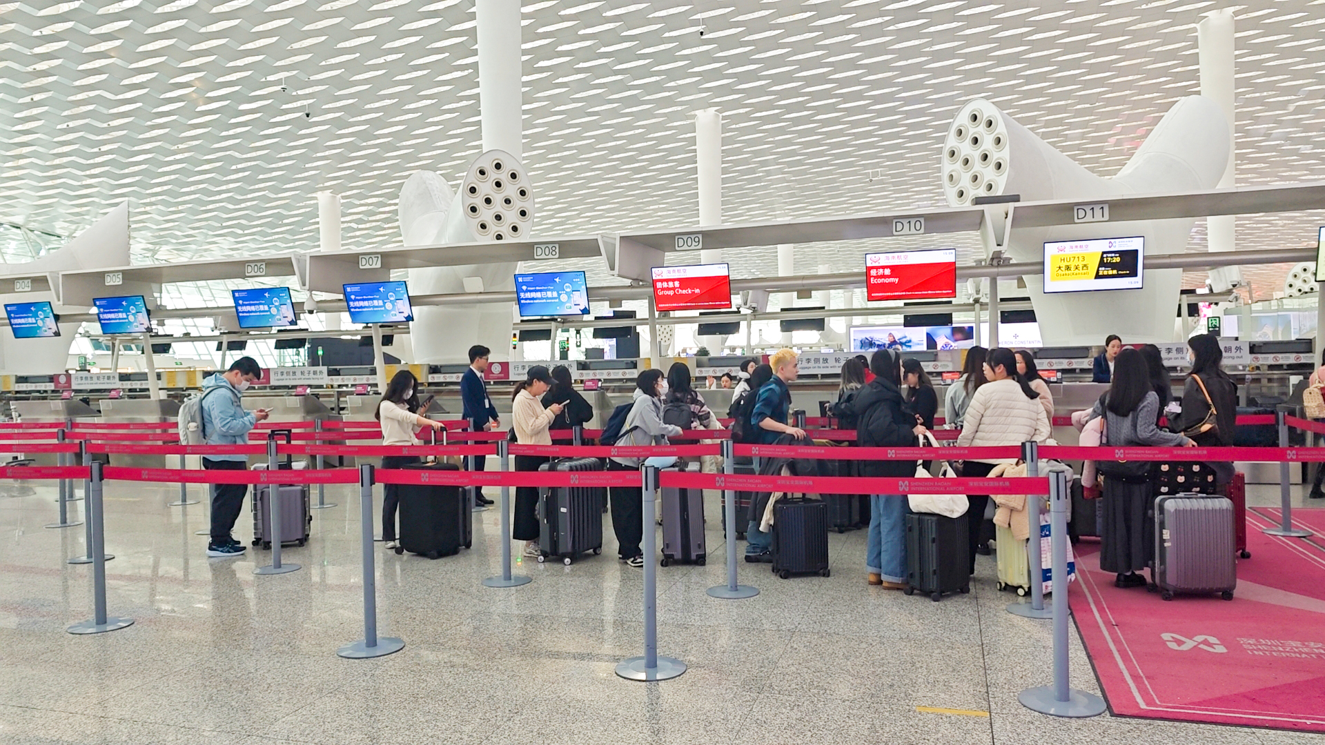 附图4：海南航空深圳—大阪首航旅客有序办理值机（谭燕琼 摄）.jpg