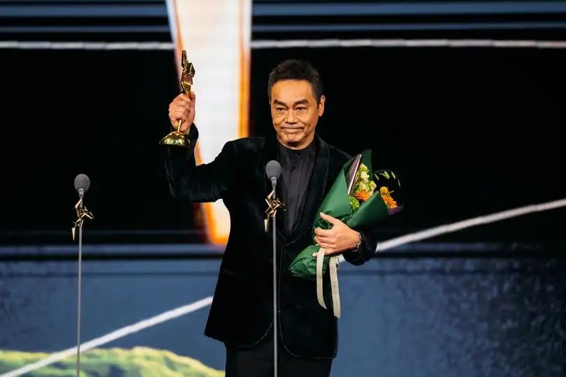 刘青云泪吻奖杯封帝亚洲！汤唯绿裙闪耀，第 18 届亚影奖昨夜香港炸场