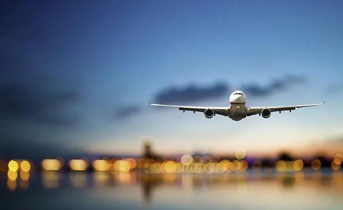 男子偷拍空姐裙底，被政法干部抓现行，拘留！