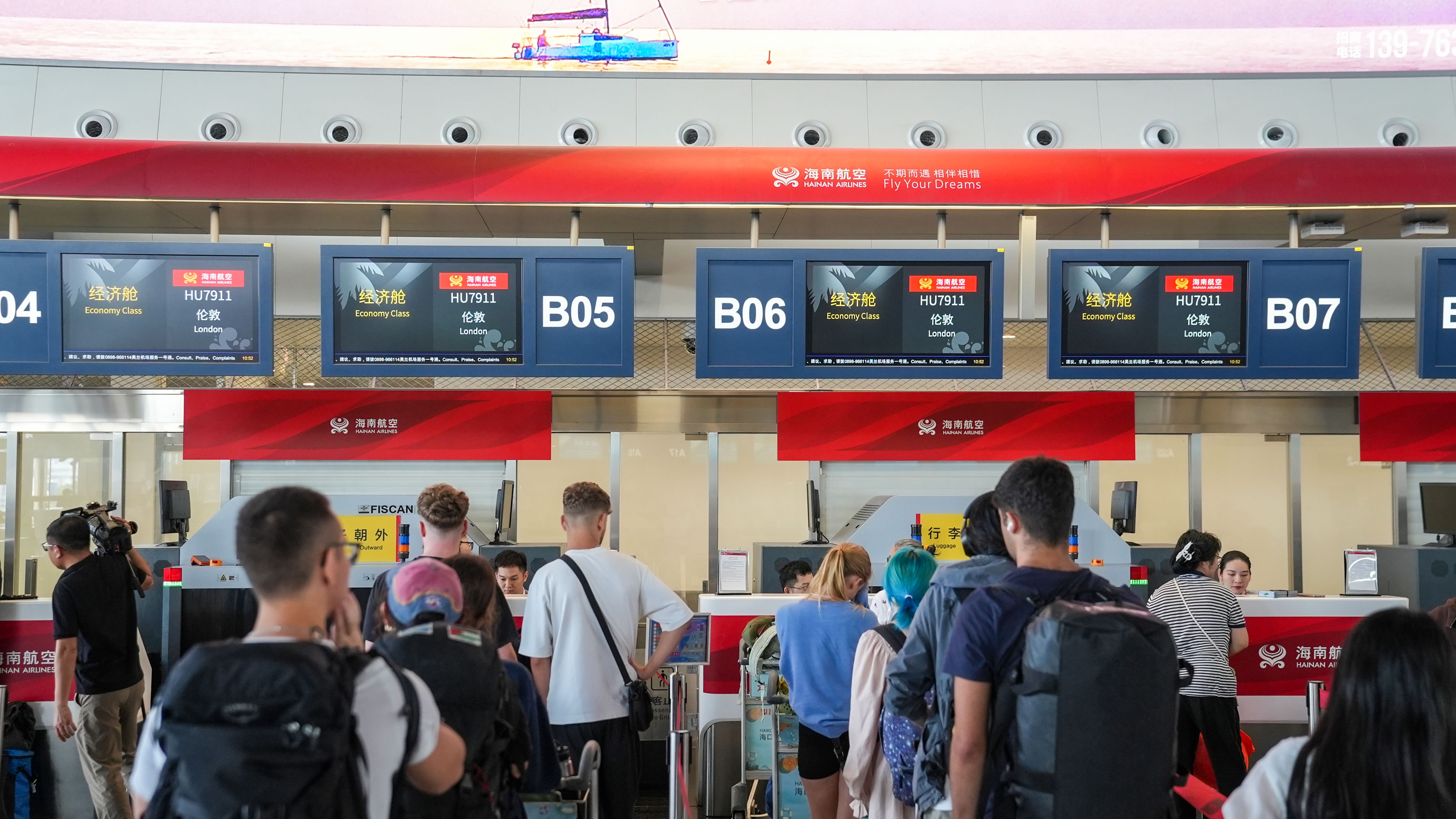 附图2：海南航空海口—伦敦首航航班旅客有序办理值机手续.jpg