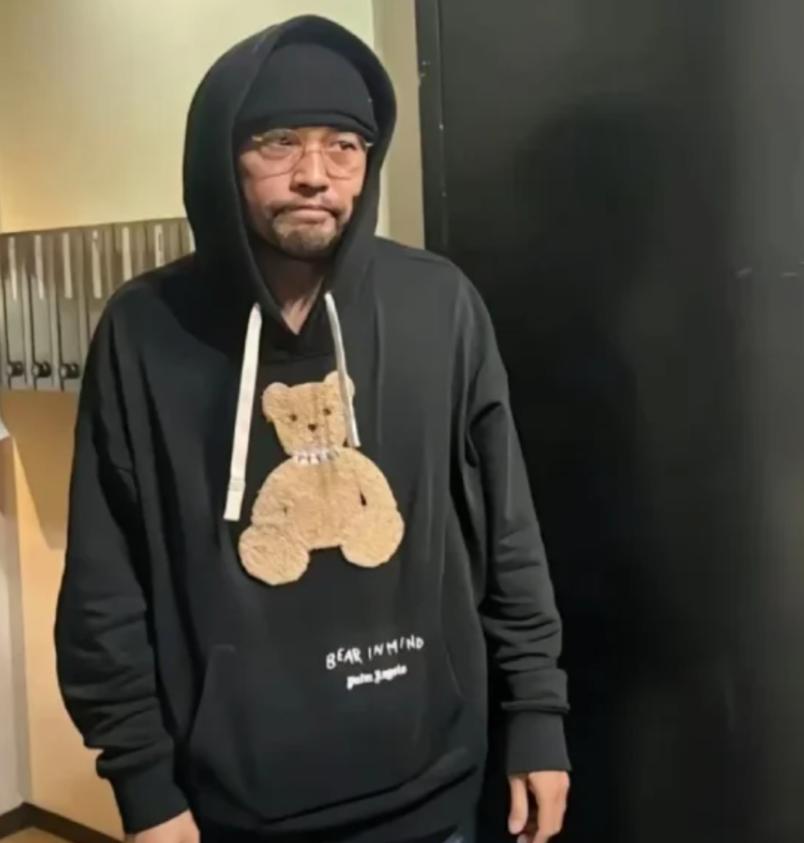 周杰伦患强直性脊柱炎 近照弯腰驼背！