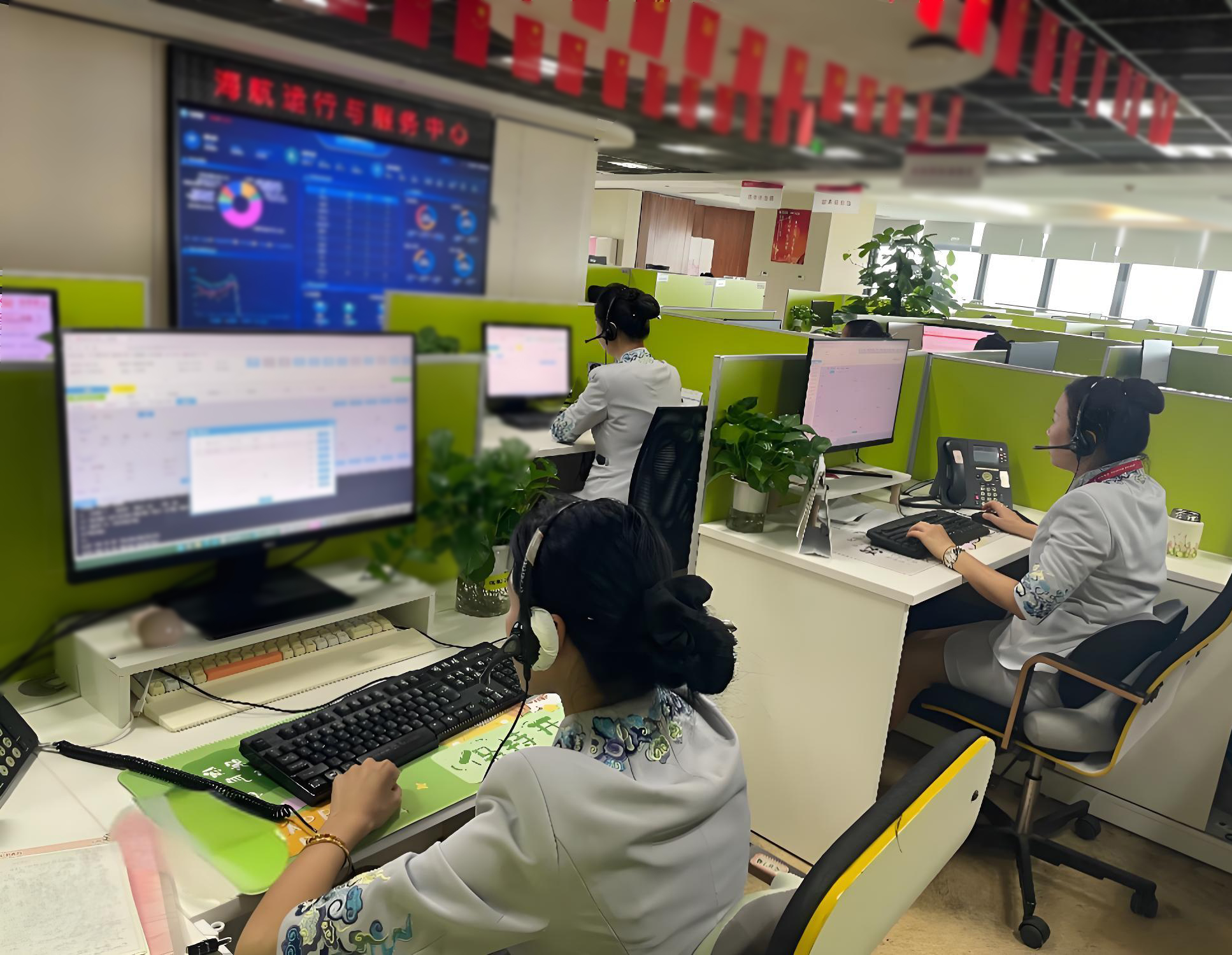 附图6：海南航空客服团队有序忙碌中，致力为旅客提供贴心服务.jpg