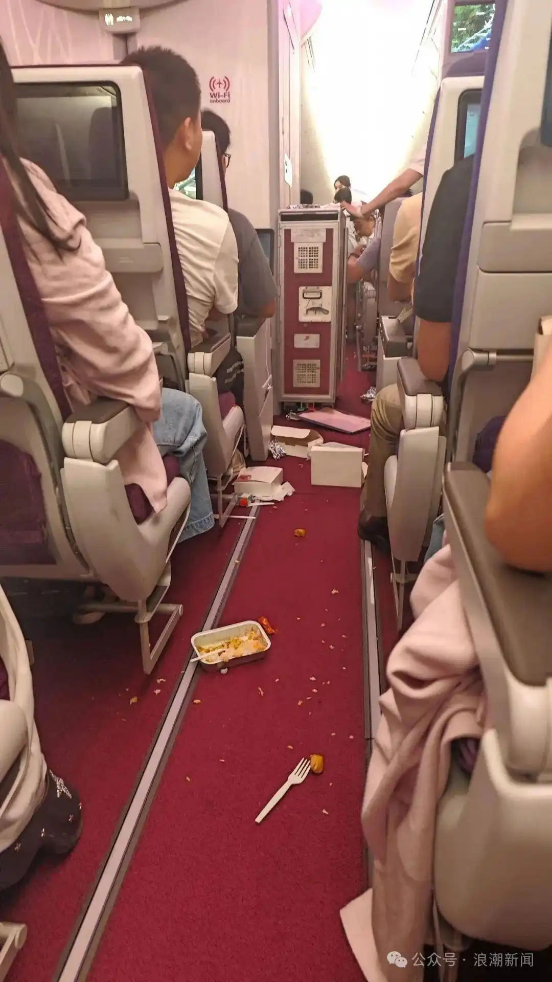 “3秒钟内飞机突然下坠”！食物、手机等物品飞散，涉事航空公司回应