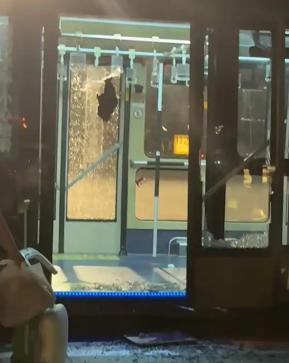 乘客被关摆渡车闷热难耐有人晕倒，一男子紧急砸窗通风，西宁机场：为安全考虑未开车门，空调状态正常