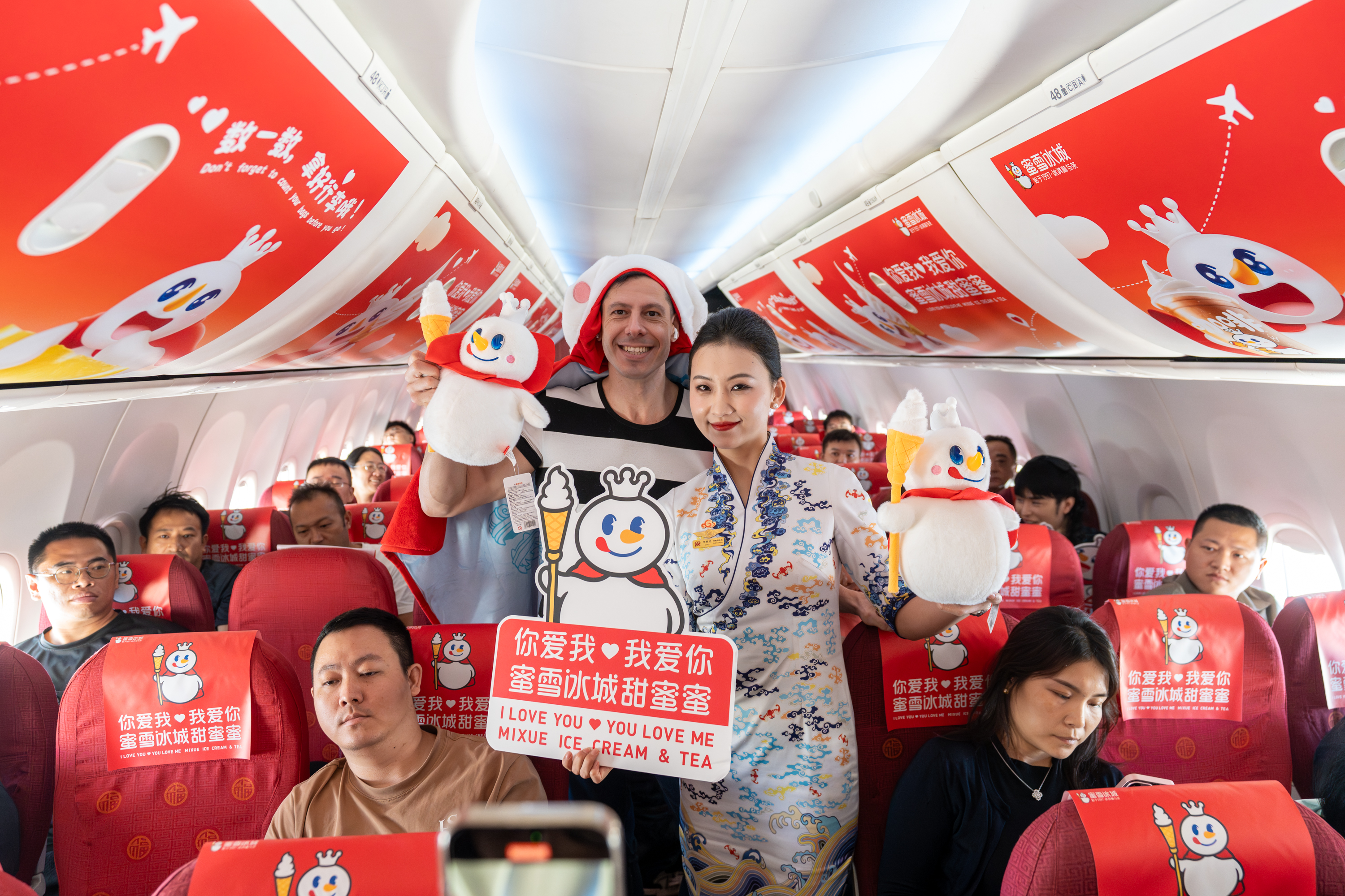 送雪王“飞上天”！海南航空“蜜雪冰城雪王