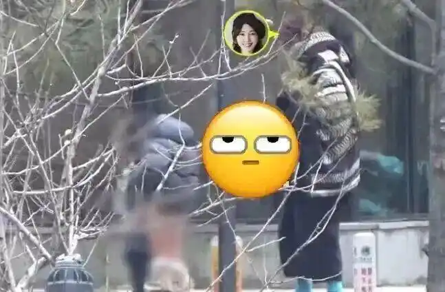 演员白百何让孩子随地小便,一旁提示牌显示“地下有电缆”;