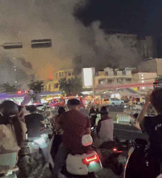 海口解放西一建筑突发火灾，现场浓烟滚滚……