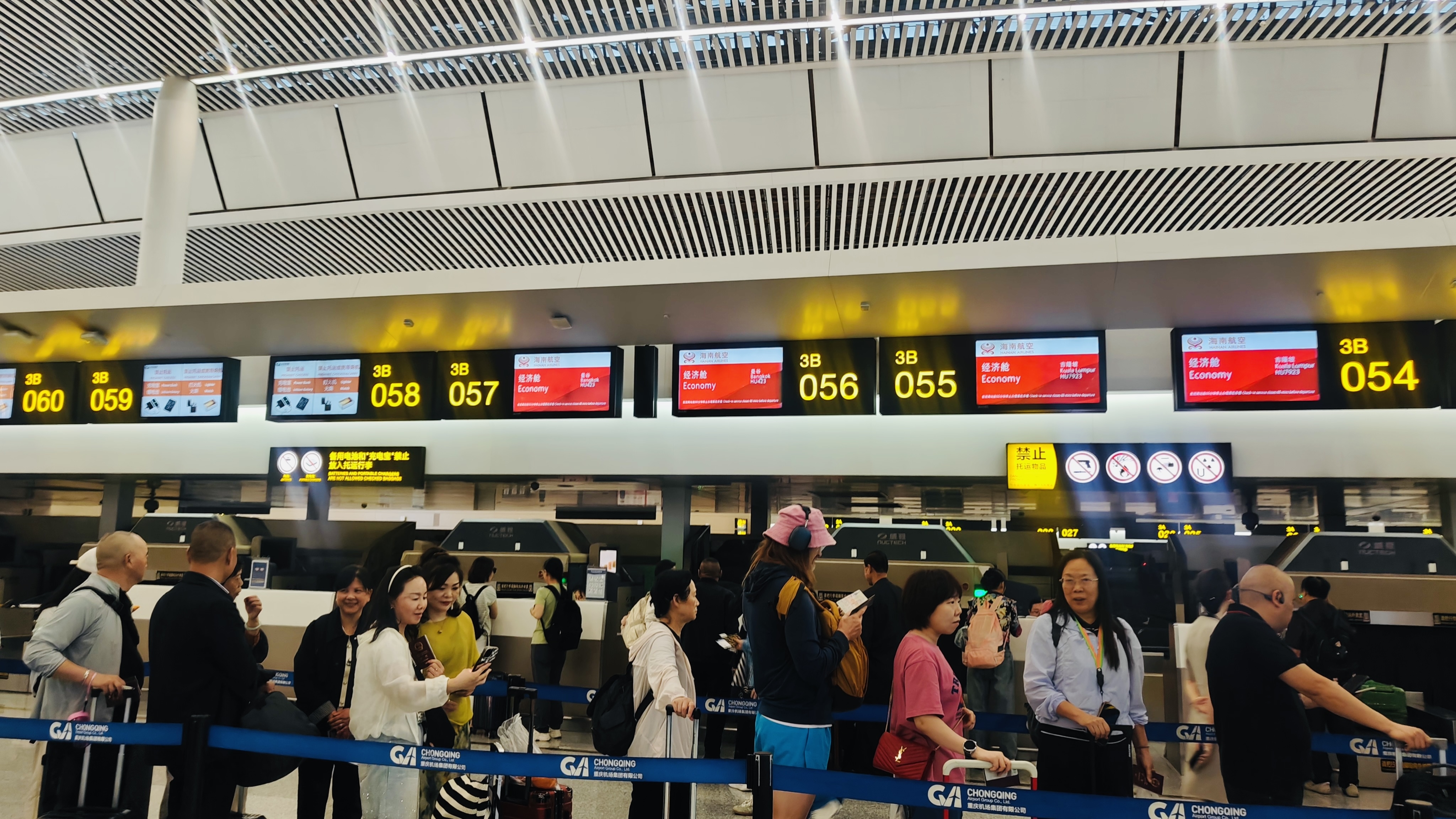 附图2：海南航空重庆—吉隆坡首航航班旅客有序办理值机手续.jpg