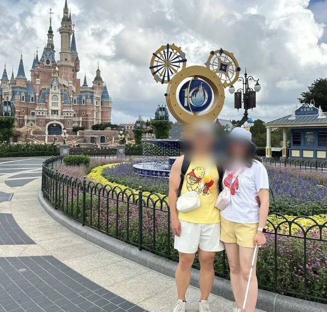 视障女子在上海迪士尼玩时被要求“把盲杖收起来别用”，投诉后获赠2枚贴纸